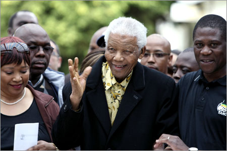 Former president Nelson Mandela waves after casting his vote at the Killarney Country Club in Houghton, Johannesburg. Elections 2009. Picture: JAMES OATWAY 2009/04/22