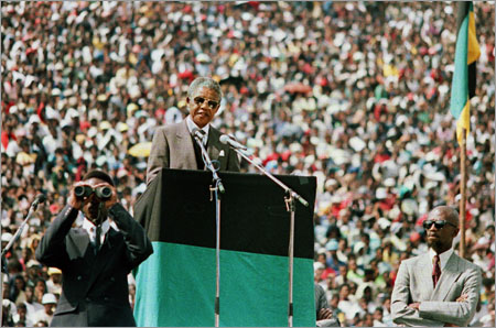 GW0440, South Africa, Johannesburg, 1990: Nelson Mandela speaks to the crowds at a rally in Soweto at FNB - First Nationa Bank staduim, after his release from the Victor Vester Prison. Icons, famous people, public figures, African leaders, politics, freed